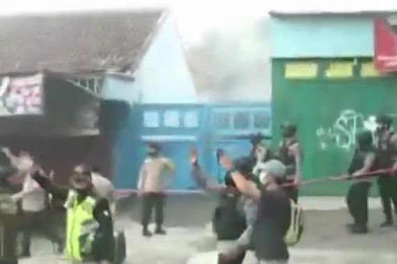 Ledakan Terjadi di Lokasi Penangkapan Seorang Terduga Teroris di Bekasi, Warga Berlarian - JPNN.COM