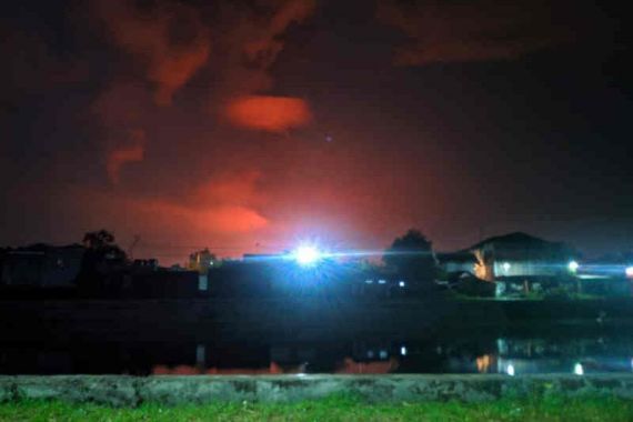 Kilang Minyak Balongan Terbakar, Kobaran Api Terlihat dari Jarak 5 Km - JPNN.COM