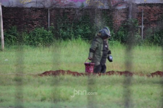 Detik-detik Pemusnahan Bahan Peledak di Condet, Warga Bertepuk Tangan - JPNN.COM