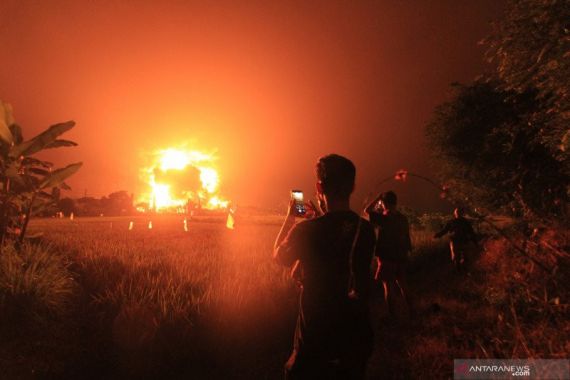 Kilang Minyak Balongan Indramayu Terbakar, 912 Jiwa Diungsikan - JPNN.COM