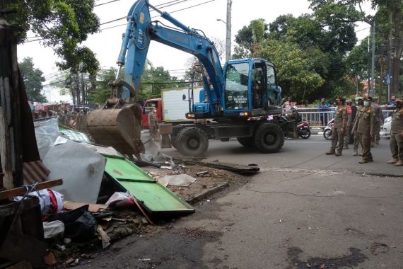 Cegah Banjir, Pemkot Jaksel Gusur 25 Bangunan Ilegal di Tebet - JPNN.COM