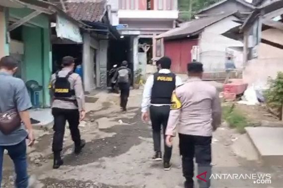 Rumah Terduga Teroris di Sukabumi Dikepung dan Digeledah Tim Densus 88 - JPNN.COM