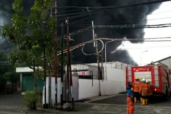 Kebakaran Gudang Palet di Margomulyo, Polisi: Tidak Ada Korban - JPNN.COM