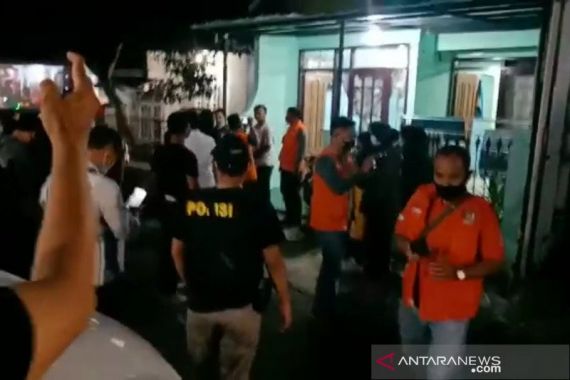 Wanita Terduga Teroris Diamankan Densus 88 di Bandung, Rumahnya Digeledah - JPNN.COM