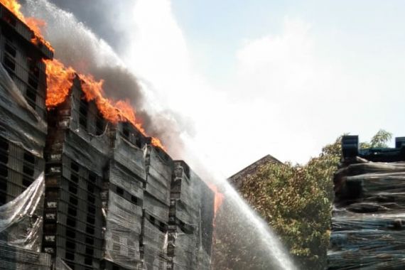 Gudang Palet Plastik di Margomulyo Surabaya Terbakar, di Dalam Ada 30 Karyawan - JPNN.COM
