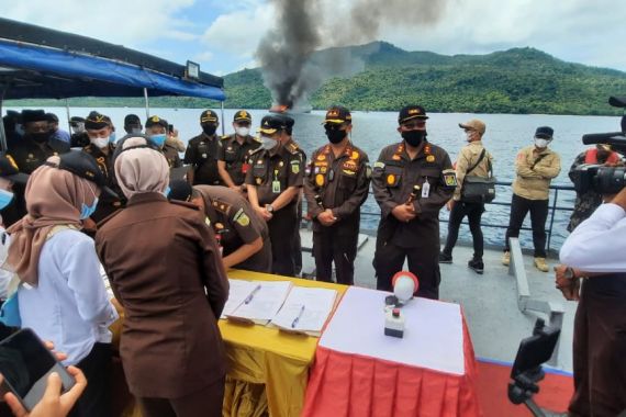 Kejaksaan Agung Tenggelamkan 10 Kapal Pencuri Ikan Berbendera Vietnam - JPNN.COM
