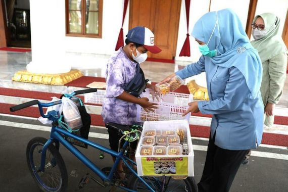 Demi Bantu Ekonomi Keluarga, Bocah 11 Tahun Ini Keliling Jualan Donat - JPNN.COM