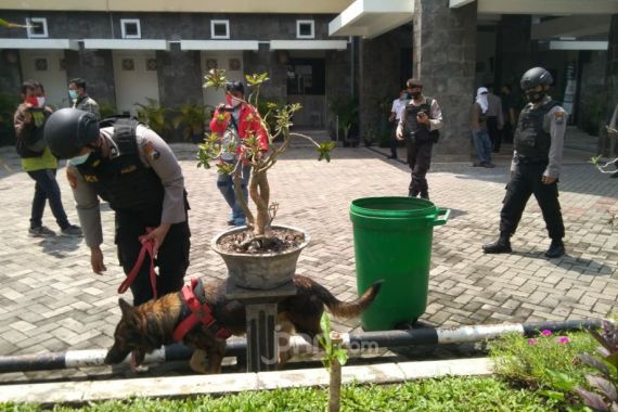 Pascabom Katedral Makassar, Polda Jatim Lakukan Penyisiran di Gereja - JPNN.COM