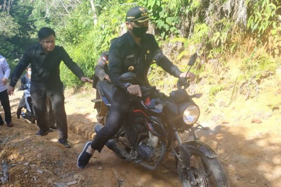 Pak Bupati Jatuh dari Sepeda Motor, Tetap Semangat! - JPNN.COM