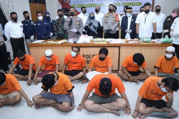 Pak Kades di Tangerang Berbuat Terlarang Bersama 5 Temannya, Ya Ampun - JPNN.COM