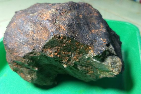 Batu Meteorit yang Jatuh Menimpa Rumah Warga Lamteng Terjual dengan Harga Fantastis - JPNN.COM