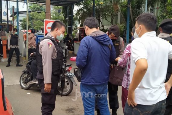 Polisi Bersenjata Laras Panjang Berjaga di Depan Polda Metro Jaya, Semua Orang yang Masuk Digeledah - JPNN.COM