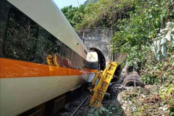 Kereta Api Tergelincir di Terowongan, 36 Orang Tewas, Puluhan Masih Tertimbun Reruntuhan - JPNN.COM