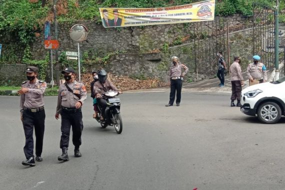 Akses Menuju Tempat Wisata Pelabuhan Ratu Disekat Polisi - JPNN.COM