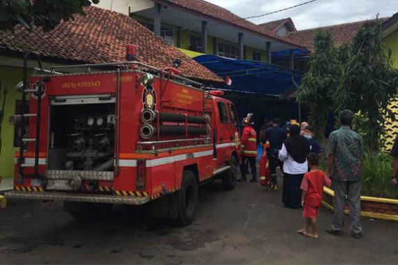 Guru Tiba-tiba Berhamburan ke Luar Kelas Saat Pembelajaran Tatap Muka - JPNN.COM