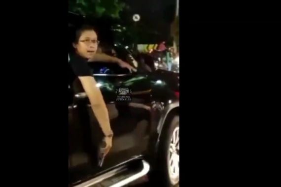 Detik-detik Pengemudi Fortuner Bergaya Koboi, Mengacungkan Senjata Usai Tabrak Pemotor - JPNN.COM