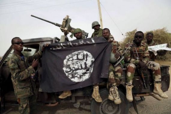 Milisi Boko Haram Berdiri di Bangkai Pesawat Tempur, Memperlihatkan 1 Jasad Hancur - JPNN.COM