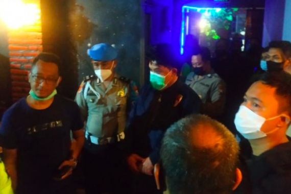 Rombongan Polisi Datang di Klub Malam, Kaget Ada yang Lagi Asyik di Remang-remang - JPNN.COM