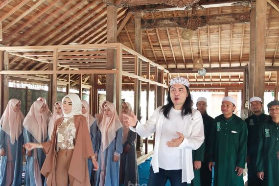 Syuting 'Salat Ndang Dilakoni', Prilly dan Royke Libatkan Santri Pesantren Genggong - JPNN.COM