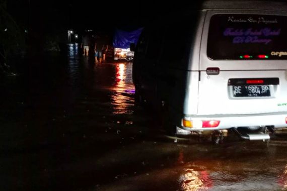 Puluhan Rumah Warga di Pesisir Barat Terendam Banjir - JPNN.COM