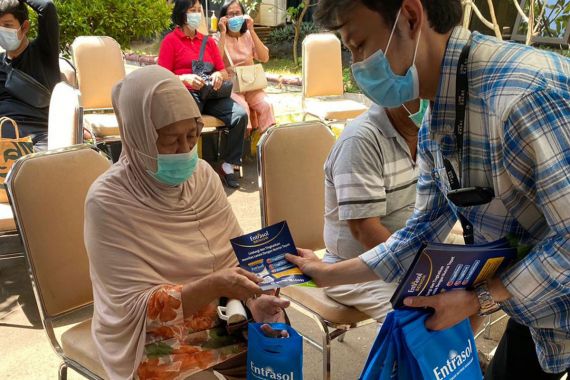 Menkes Budi Dorong Percepatan Vaksinasi Lansia di Jawa Barat - JPNN.COM