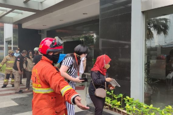 Kebakaran di Apartemen Tamansari Sudirman, 115 Personel Damkar Dikerahkan - JPNN.COM