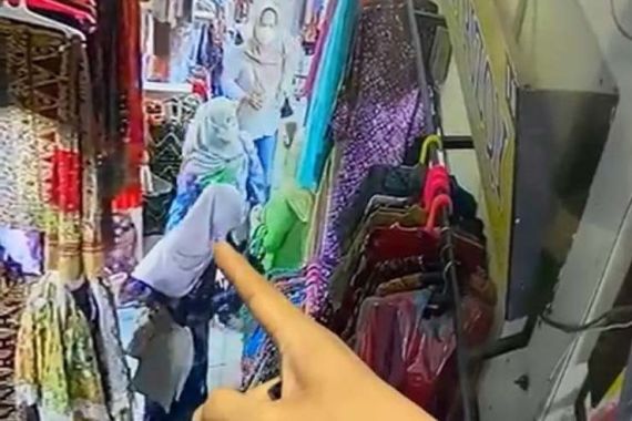 Wanita Ini Terekam CCTV saat Berbuat Aksi Tak Terpuji, Videonya Viral, Tuh Lihat - JPNN.COM