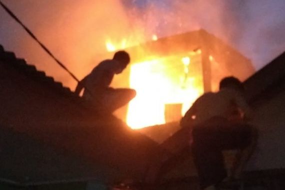 Detik-detik Kebakaran Rumah Dua Lantai di Cakung, Diawali Ledakan - JPNN.COM