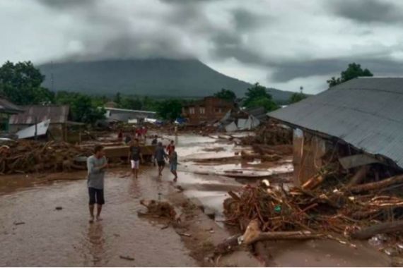 81 Meninggal Dunia, 103 Orang Hilang dalam Bencana Banjir dan Longsor di NTT - JPNN.COM
