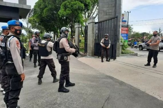 Anggota Brimob Pakai Rompi Antipeluru dan Bersenjata Sontak Siaga di Pintu Masuk Polda - JPNN.COM