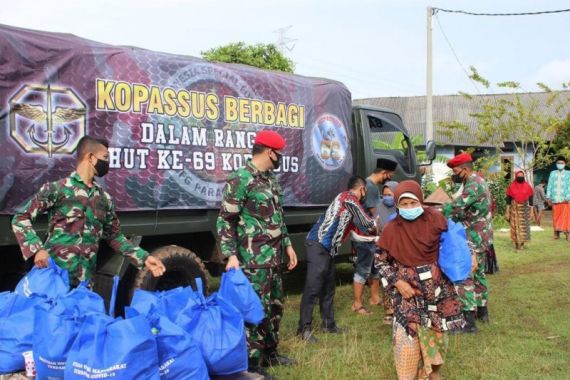 Top, Kopassus Bagikan 2.000 Paket Sembako untuk Warga Terdampak Pandemi Covid-19 - JPNN.COM