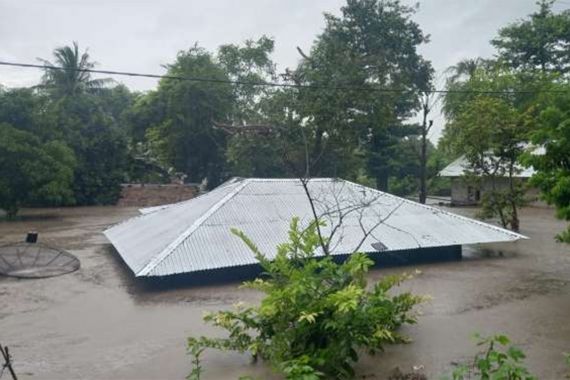 Atap Rumah Warga NTT Terendam Banjir, Ternak Hanyut - JPNN.COM