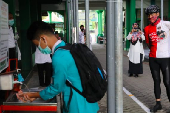 Pak Ganjar Minta Aturan Sekolah Lebih Fleksibel soal Pemakaian Seragam - JPNN.COM