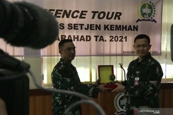 Gelar Tur Pertahanan, Kemenhan Ajak Jurnalis Sambangi Disjarah TNI AD dan PT Pindad - JPNN.COM