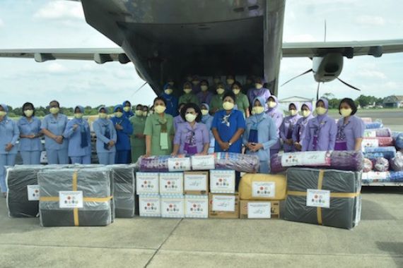Ketum Dharma Pertiwi Salurkan Bantuan untuk Korban Bencana Alam di NTT - JPNN.COM