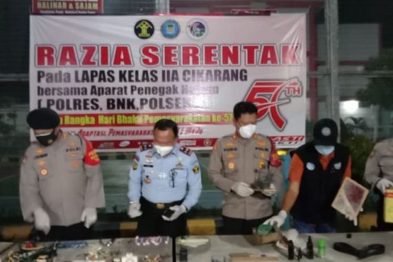 Petugas Gabungan Razia Kamar Napi Lapas Cikarang, Lihat Nih Hasilnya, Ya Ampun - JPNN.COM