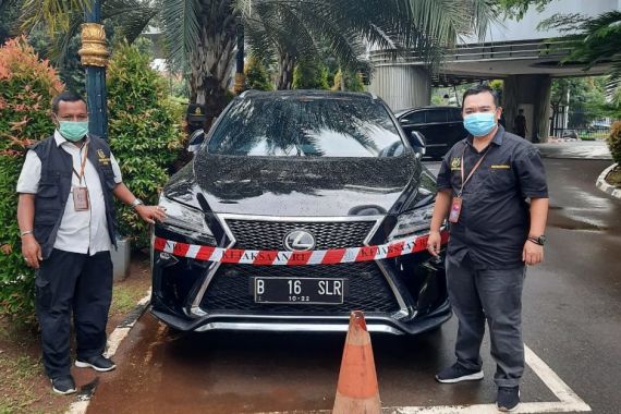 Kejaksaan Agung Sita Mobil Lexus Tersangka Korupsi ASABRI - JPNN.COM
