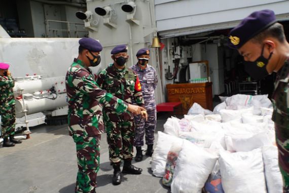 TNI AL Kerahkan KRI Membawa Bantuan Menuju Lokasi Bencana Alam di NTT - JPNN.COM