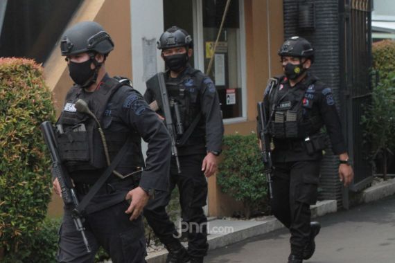 Densus 88 Menggerebek Rumah Terduga Teroris di Pasar Rebo, Hasilnya? - JPNN.COM
