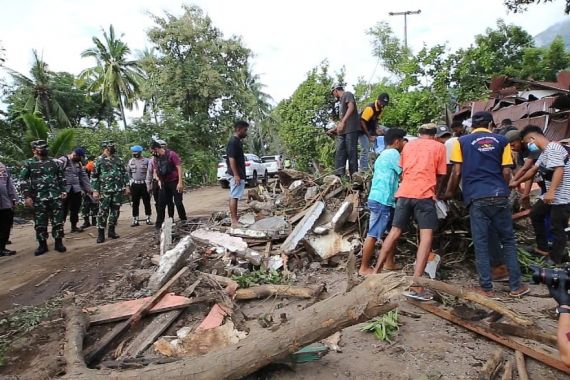 TNI-Polri Temukan Enam Jenazah di Lokasi Banjir Bandang NTT - JPNN.COM