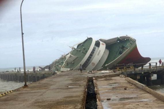 Dihantam Gelombang dan Badai Siklon Tropis Seroja, Sejumlah Kapal Rusak dan Karam - JPNN.COM