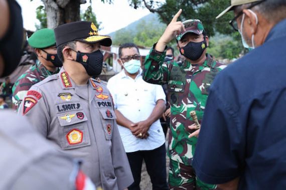 Tinjau Lokasi Bencana Alam di NTT, Panglima TNI dan Kapolri Tekankan Distribusi Bantuan Tepat Sasaran - JPNN.COM
