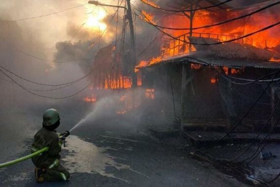 Kebakaran Hebat Melanda Pasar Lontar Tanah Abang, 174 Lapak Pedagang Hangus - JPNN.COM