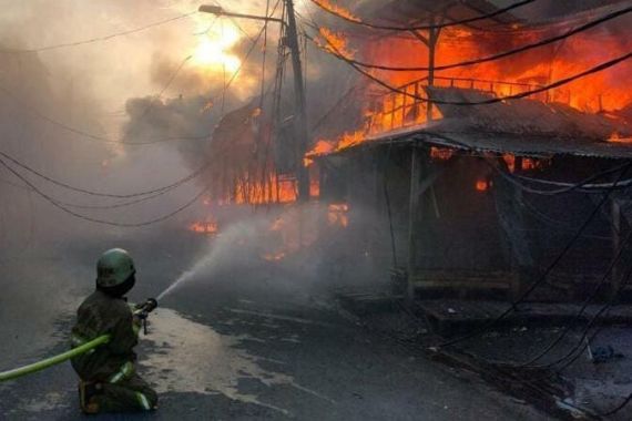 Pasar Kambing Tanah Abang Terbakar, Lihat Tuh Apinya Besar Banget - JPNN.COM