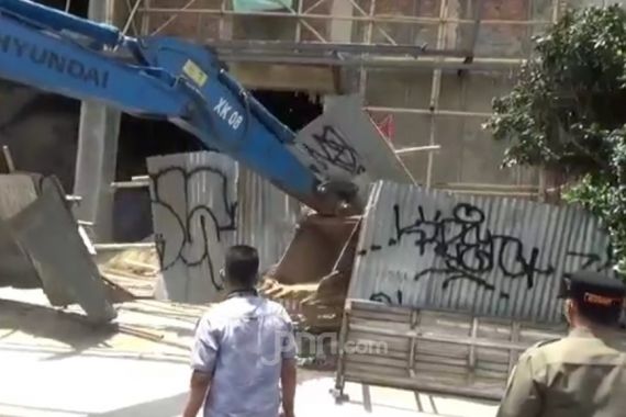 Langgar IMB, Bangunan 4 Lantai di Jaktim Dibongkar Satpol PP - JPNN.COM
