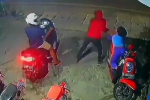 2 Orang Ini Sangat Nekat, Aksi Mereka Viral di Media Sosial - JPNN.COM