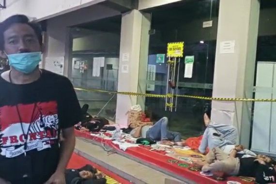 Tak Kunjung Ada Titik Terang, Para Ojol Segel Hingga Tidur di Depan Kantor Grab Surabaya - JPNN.COM