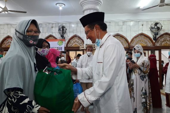 Wakil Ketua MPR Bagikan Paket Sembako untuk Sambut Ramadan - JPNN.COM