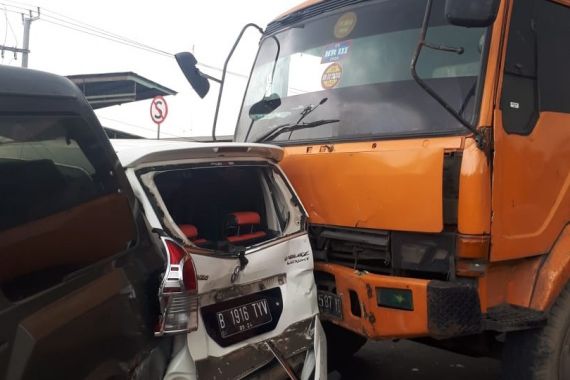 Rem Blong, Truk Kontainer Meluncur di Flyover Cipendawa, Empat Mobil Ringsek - JPNN.COM