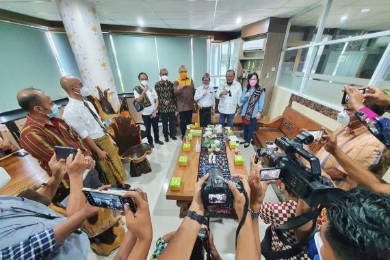 Ketua DPD RI Berharap Wartawan Paling Depan Melawan Hoaks - JPNN.COM